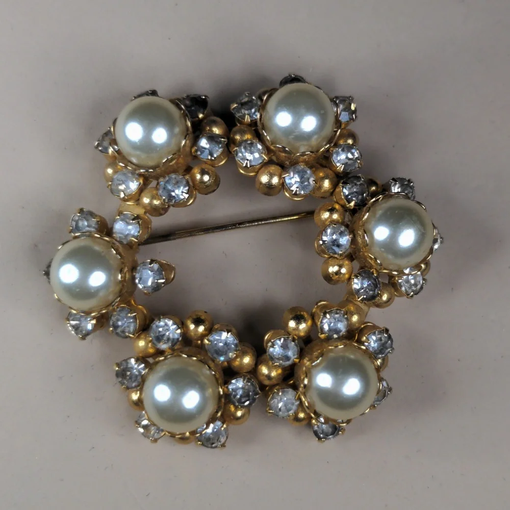 Vintage 60s wreath brooch faux pearl rhinestone gold tone estate jewelry - Picture 3 of 6